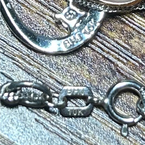 10 kt gold diamond teardrop necklace - Picture 5 of 6